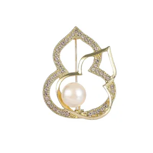 Broche gourde dorée élégante avec des strass en cristal et une grande perle