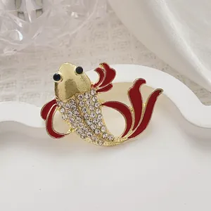 Exquisito broche de pez koi dorado con aletas de esmalte rojo y brillantes diamantes