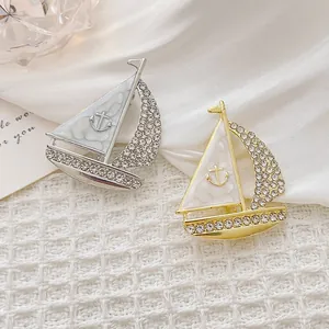 Spilla a vela elegante con strass e madreperla in finitura oro e argento
