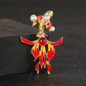 Exquisite Koi-Brosche mit rotem Emaille-Gold-Finish und weißer Perlendekoration