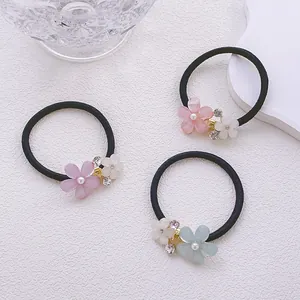 Détails d'élastiques à cheveux avec fleurs en strass et perles synthétiques