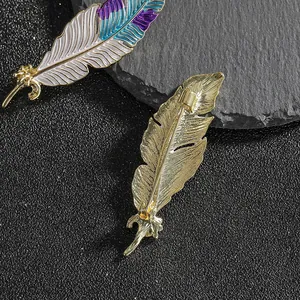 Luxuriöse Federbrosche mit blau-violettem Emaille-Verlauf und goldener Metallbeschichtung
