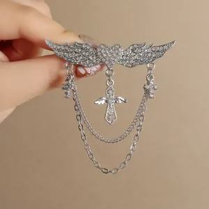 Broche gothique argentée avec ailes d'ange strass, cœur et chaînes à croix pendante