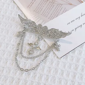 Broche cœur ailes d'ange argentée avec chaînes et pendentifs croix en strass