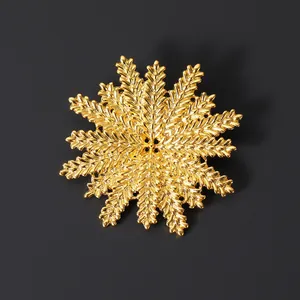 Vue détaillée d'une broche fleur dorée aux pétales texturés avec un design de soleil rayonnant