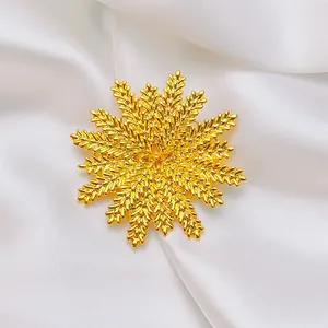 Élégante broche flocon de neige en épis de blé dorés avec finition polie sur soie blanche