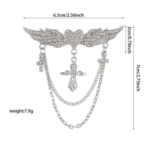 Dimensions détaillées pour broche cœur ailé argentée avec pendentifs en forme de croix