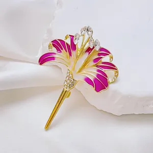 Spilla giglio elegante con petali viola sfumati e strass bianchi su seta bianca