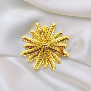 Vue arrière de la broche épi de blé doré montrant l'épingle sur fond de soie blanche