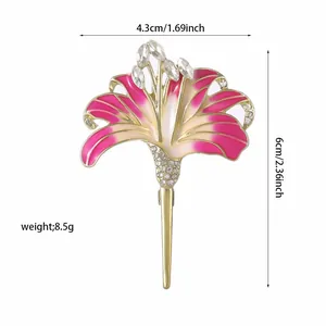 Dettaglio spilla a giglio di 6cm x 4,3cm con petali sfumati rosa e decori in oro