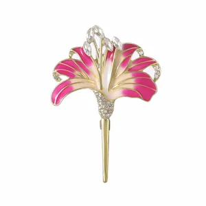 Elegante spilla a giglio con smalto rosa sfumato e strass bianchi su base dorata