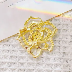 Vue arrière de l'élégante broche rose dorée avec finition mate et fermoir de sécurité