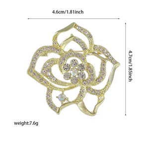 Détails de la broche fleur avec strass étincelants et mesures précises indiquées