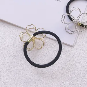 Détails de l'élastique à cheveux en forme de fleur en métal avec perles et corde