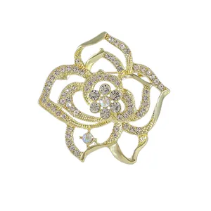 Broche élégante en forme de rose dorée avec strass scintillants et cristal aurore