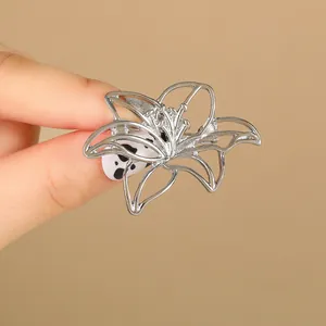 Exquise broche fleur creuse argentée avec design de lys minimaliste pour femmes