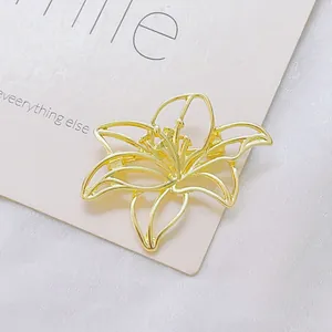 Élégante broche fleur de lys évidée dorée avec design minimaliste en métal pour femme