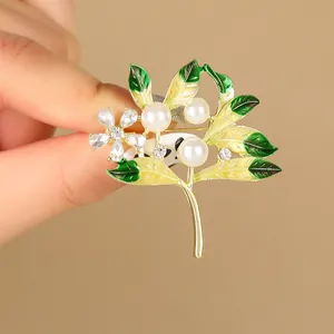 Vintage Green Leaf Flower Brooch For Women Alloy Artificial Pearl Rhinestone Anti-Exposure Pin Elegant Accessories Fashion Jewelry