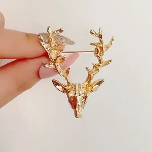 Vintage Hirschkopf-Brosche in Gold für Anzüge mit fein detailliertem Geweih und Glanzfinish