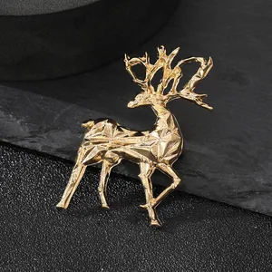 Detail der geometrischen Gold-Elch-Brosche mit facettiertem Design auf schwarzem Stein