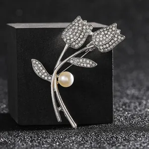 Elegant tulip brooch with silver plating, sparkling rhinestones and a white pearl accent