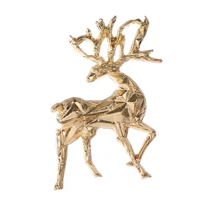 Moderne goldene Rentier-Brosche im geometrischen Design für Anzüge mit Metallfinish