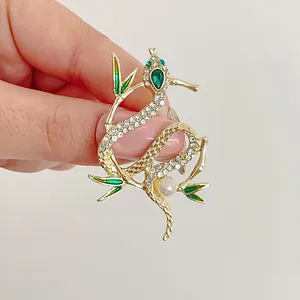 Broche Vintage Style Chinois Serpent Bambou pour Femme Alliage Doré Strass Émail Feuille Verte Bijoux Animaux Cadeau