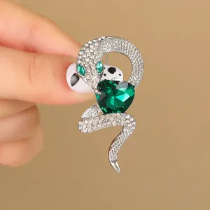 Broche serpent de luxe avec pierre précieuse cœur verte et cristaux scintillants