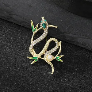Broche serpent style chinois avec feuilles de bambou vertes, strass blancs et perle