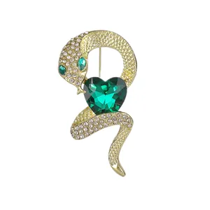 Broche serpent dorée élégante avec cœur en cristal émeraude et strass blancs brillants