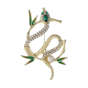 Broche serpent design bambou vert avec placage or, cristaux blancs et perle élégante