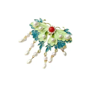 Pinza para el pelo de mariposa en esmalte azul con borlas de perlas y cuenta roja