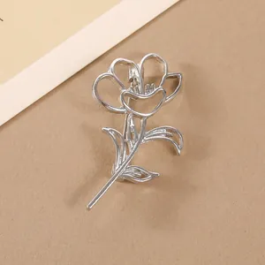 Élégante broche fleur de rose creuse en métal argenté pour costumes et accessoires de mode