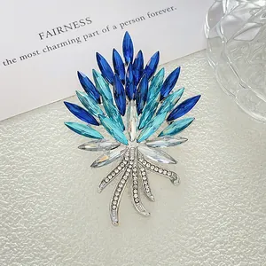 Elegante broche ramo de trigo con cristallen azules y blancos sobre base plateada