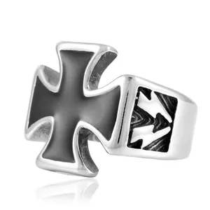 Détail d'une bague en acier vintage avec emblème croix noire et gravure éclair latérale