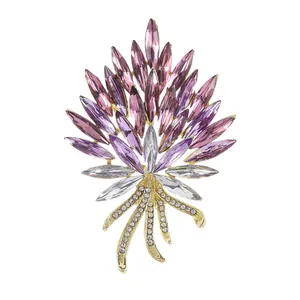 Elegante broche dorado con cristales violetas y blancos en diseño floral de espiga