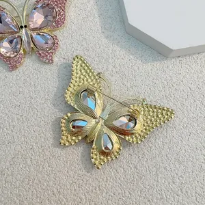 Funkelnde Schmetterlingsbrosche mit rosa Kristallen und Strass in Goldoptik