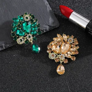 Broches élégantes en forme de goutte émeraude et champagne avec cristaux et pendentifs