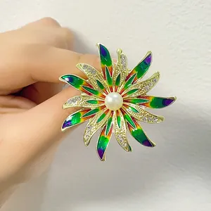 Bunte Blumenbrosche mit Emaille-Blütenblättern, Perle und funkelnden Kristallakzenten