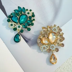 Détails de broches en cristal vert émeraude et champagne avec des accents de strass fins