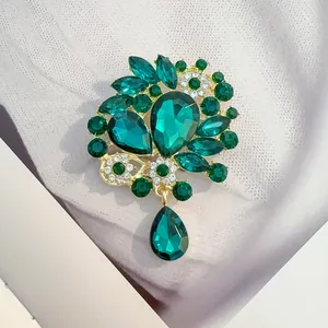 Broche fleur élégante en cristal vert avec plaquage or et pendentif goutte d'eau
