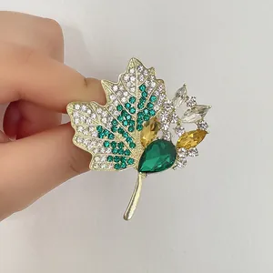 Broche Exquise en Strass Feuille d'Érable pour Femme en Alliage de Zinc Plaqué Or avec Pierre Précieuse Synthétique Verte