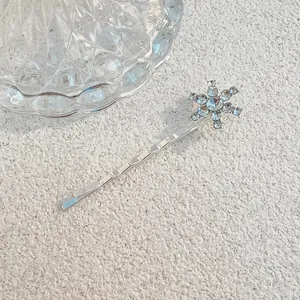 Nahaufnahme der funkelnden Strass-Schneeflocken-Haarspange mit Wellendesign auf Hintergrund