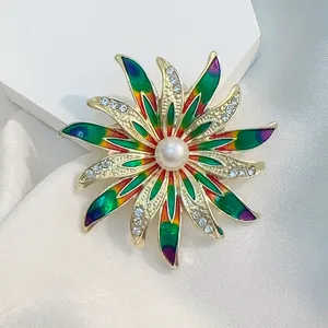 Detailansicht der bunten Emaille-Blumenbrosche mit Kristallen und einer Perle in der Mitte
