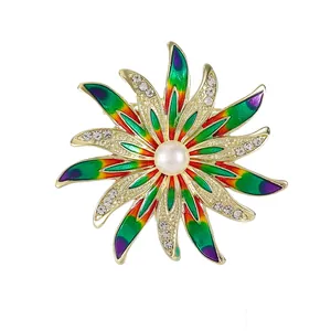 Blumenbrosche mit bunten Emaille-Blütenblättern, Diamantakzenten und einer Perle
