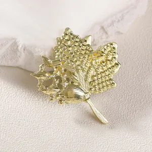 Broche feuille d'érable dorée avec strass et détails de nervures métalliques fines
