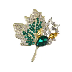 Broche feuille d'érable élégante sertie de strass verts et blancs sur base dorée