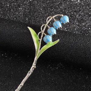 Eleganter Haarschmuck mit blauen Maiglöckchen-Blüten und grünen Blättern aus Emaille