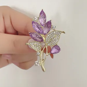Eleganter lila Orchidee-Anstecknadel mit Marquise-Kristallen und Strass in Goldoptik
