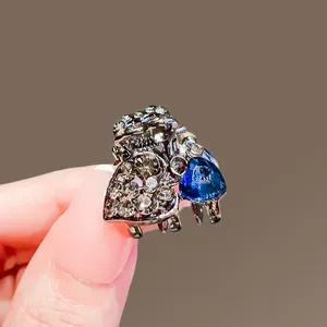 Mini-Haarklammer aus Metall mit blauem Kristallherz und glänzenden Strasssteinen